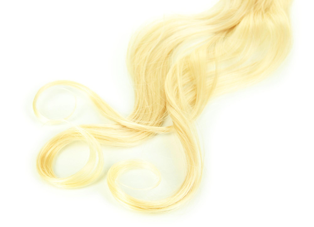 Blond pasma włosów z widocznym żółtym odcieniem.